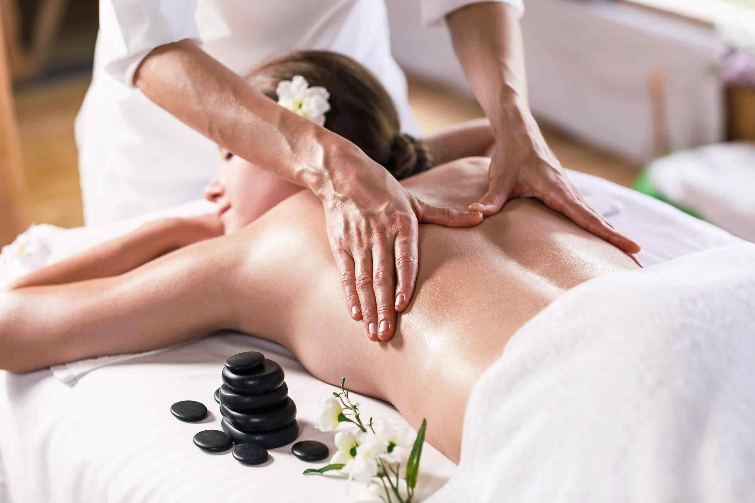 https://onetuchsalon.com/wp-content/uploads/2018/10/spa-massage-17.jpg